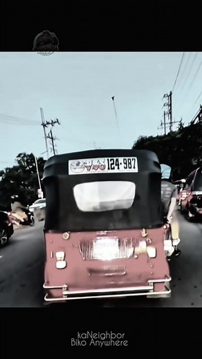 🚨 ROAD RAGE INCIDENT! A fraternity member was seen displaying their banner after confronting a motorist who honked at him for nearly getting hit due to reckless driving... #fblifestyle #kaNeighbor #BikoAnywhere 📸: Benedict Tuazon | KaNeighbor