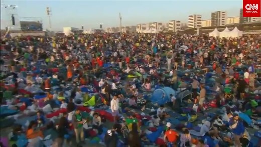 3.1M views · 10K reactions | A u nas to podobno muzyka szatana  Tymczasem ksiądz Padre Guilherme budzi o 7:00 rano 1.5 miliona pielgrzymów wyjątkowym DJ-setem podczas Światowych Dni Młodzieży, które właśnie zakończyły się na Campo da Graça w Lizbonie. No przecież!  CNN Portugal | muno.pl | Facebook