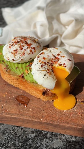 Huevos pochados o huevos poché. Los clásicos y muy temidos huevos pochados Realmente no son muy difíciles. Sólo es cuestión de prestar atención a ciertos detalles como los que te menciono en el video son deliciosos y muy versátiles. Se dejan aproximadamente de 3-4 minutos según el término deseado. #huevospoche #huevosbenedictinos #escalfados #desayuno #avotoast #casanovacooks #chefanacasanova #gastronomia #basesdecocina | Ana Casanova