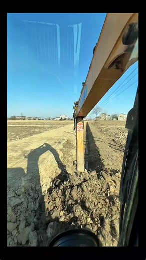 Real Engineerings | Engineering & Technology & Gadgets & DIY on Instagram: "Precision Earthmoving: Mastering the Perfect Trench! 🚜🌾 ​Witness the incredible control and accuracy of a hydraulic excavator operator in action! This isn't just digging a hole; it is the creation of a perfectly engineered drainage channel, showcasing the delicate touch required to operate heavy machinery. ​The Art of Hydraulic Grading ​This process is a prime example of infrastructure maintenance and agricultural engi