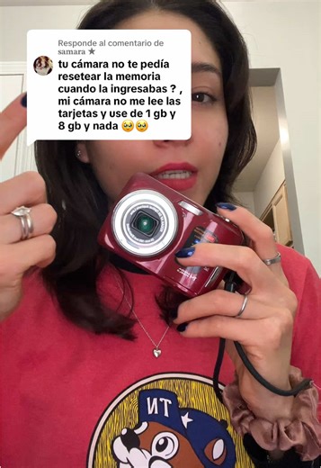 ¿Por qué mi cámara pide 'resetear memoria' al insertar una tarjeta externa?