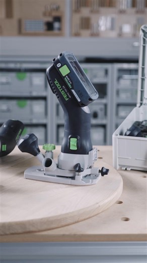 MFKC 700 - Vår nya batteridrivna kantfräs 💚 MFKC 700 ger dig friheten att jobba precis som du vill. Tack vare det universella gränssnittet kan du använda olika fräsbord beroende på vad du behöver: för avrundning, fasning, profilering, falsning, spårfräsning och kantfräsning. Batteridriven. Flexibel. Kraftfull 🔋 #Festool #Kantfräs #MFKC700 | Festool
