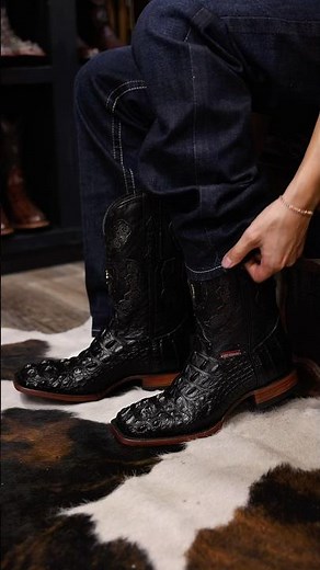 Hornback alligator boots!! 🐊 #westernwear #cowboyboots #exoticboots