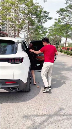 She Threw An SOS Note… Before They Forced Her Into The Car #KindManGlobal #SOSSignal #PublicSafety