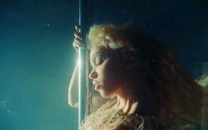 盆栽新歌来了！The Weeknd助阵FKA Twigs合作新单《Tears In The Club》超清MV大首播！盆栽一边哭一边欣赏舞蹈，节奏太带感了！