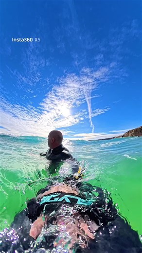 Handboarding into a close out section proves that all rides don’t have to be long rides - feeling the full power of the ocean makes you feel so alive 😎🤙 #surfing #waves #handboarding #bodysurfing #waves