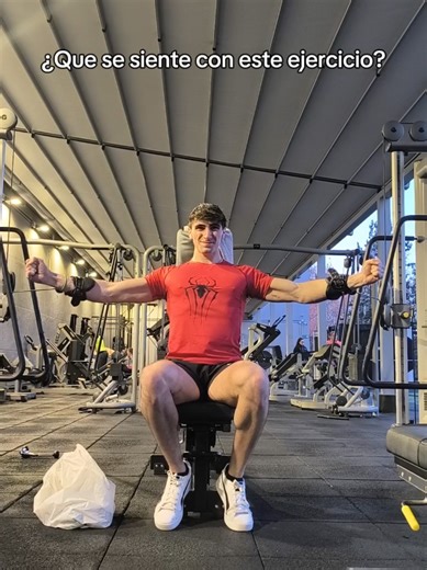 ¿Que qué se siente con este ejercicio? Empiezas pensando que es pecho…y terminas acabando siendo spider-man. ¿Te sientes identificado? 👀 #parati #gymtok #humorgym #fitnesshumor #fyp