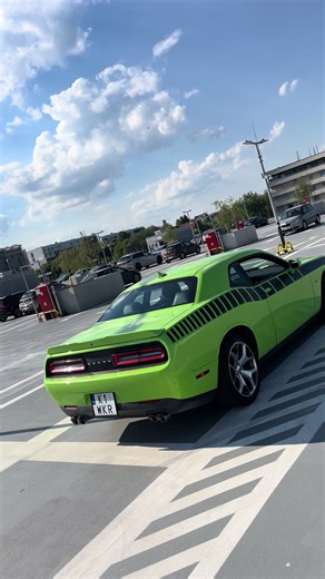 Perfect view // Sublime Green Challenger 🍋‍🟩 #motoryzacja #viral #dodge #challenger