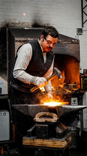 I smedens hænder bliver jernet formet til redskaber, som kan leve i hundrede år. | Den Gamle By