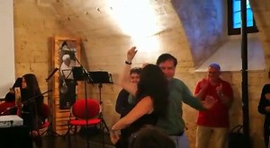 Lo scienziato italiano @Giorgio Parisi premio Nobel per la Fisica balla la PIZZICA! 💃🏻💃🏻💃🏻 Ospite speciale nel 2018 del progetto Scicafé che si è svolto a Martignano nel Palazzo Palmieri, il professor Parisi ha preso parte alla sperimentazione didattica avviata dall’Istituto Comprensivo di Calimera, partita dagli alunni della classe terza della scuola secondaria di Martignano: incontro tra studenti e scienziati tra i luoghi di aggregazione del paese. Il fisico che domina il caos, ha ballat