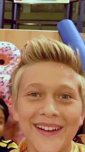 Exploring Hudson's Shirt Color on Game Shakers Set