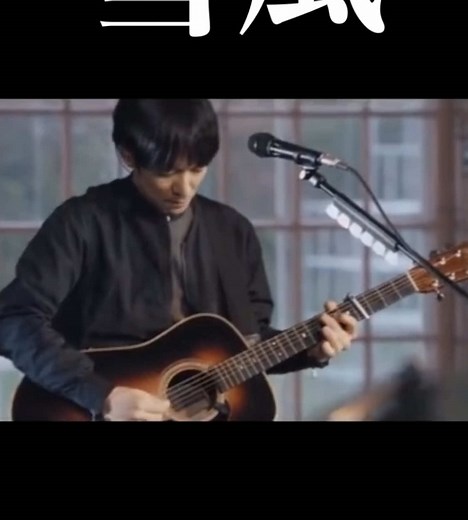 スピッツのライブ映像から優しいスピッツの雪風をお届け！ スピッツの楽曲の中で雪をテーマに作られた曲。 テレビ東京系ドラマ「不便な便利屋」のエンディング曲。 冒頭のマサムネさんとテッちゃんのギターのハモリがサイコー！ リーダーのベースラインもシビれる！ 崎ちゃんのリズムも良き！ クージー、崎ちゃん、 リーダーのコーラスもサイコー！ スピッツはいつ聴いても良い！ #スピッツ #雪風 #劇場版優しいスピッツ #草野マサムネ #三輪テツヤ #田村明浩 #崎山龍男 #クジヒロコ