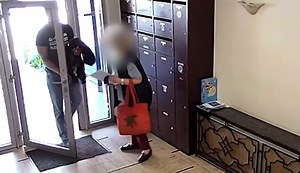 Omdat ik ook veel volgers heb uit België plaats ik dit bericht: Opgelet, de volgende beelden kunnen als schokkend worden ervaren. Wie herkent deze boef die op een harde manier oudere vrouwen beroofd van hun tas. Tussen 6 en 16 juni 2022 heeft de boef drie diefstallen met geweld gepleegd op bejaarde personen in Brussel, Ganshoren en Sint-Jans-Molenbeek. Herken je deze boef neem dan contact op met de politie uit België!!!! 📹 Belgian Federal Police #Politie #belgium #belgie #brussels #brussel #gan