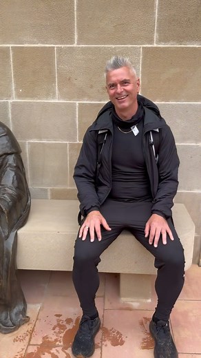 Camino de Santiago de Compostela. En vandring for UNICEF over 80 mil på 35 dager. Se link i Bio👌 Vi gledet oss til ny hverdag med lange turer i spektakulær natur. Vi bekymret oss for belastningen. Vi håpte på fint vær og fine folk. Det ble alt sammen. Highlights uke 1👇 🌄 Utsikten fra Pyrineene! 😍 Navarra! Episk landskap! 🍷Første glass rødvin i Pamplona! ☀️Sommervær - solkrem og singlet 😩Ankelen til Janove 🎸Gitarspill i det grønne og nye tekststrofer 🥧 Tortilla forever! #unicefnorge #vand