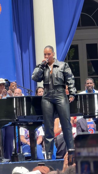 Alicia Keys did a rendition of Billy Joel’s “New York State of Mind” at the Knicks’ celebration 🎵🗽