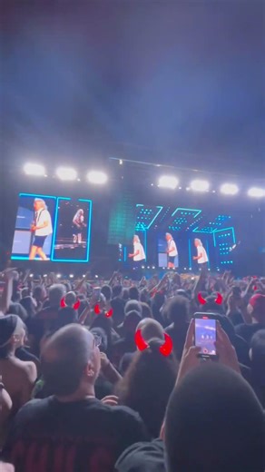 Angus Young Duck Walk on Shoot to Thrill live Santiago #acdc #angus #shoottothrill #duckwalk