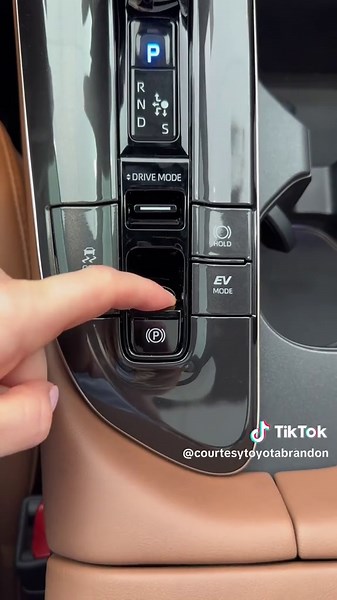 2025 Toyota Crown Signia Limited Pricing and Features
