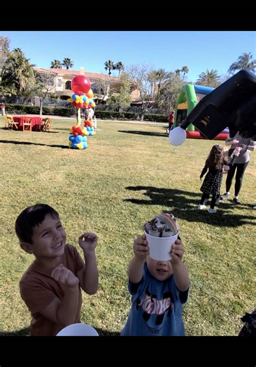 This is not just ice cream… it’s the moment they’ll never forget 🍦✨ Kids rolling their own ice cream, catching bubbles, smiling from ear to ear. If you want a birthday they’ll talk about all year… this is it. Book your date before it’s gone. #MageyRolls #LasVegasKids #LasVegasBirthday #VegasParents #lasvegasevents