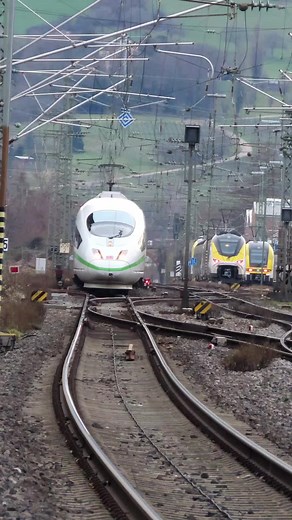 📅: 31.12.2022 15:54 Uhr 📍: #Freiburg im #Breisgau Hbf 🚄: 2x #ICE 3M (#Baureihe406) Tz 4611 #Düsseldorf und Tz 4612 #Forbach-Lorraine als #ICE104 Richtung #KölnHbf #train #trainspotting #zug #eisenbahn #eisenbahnfotografie #deutschebahn #intercityexpress #ice3 #ice3m #highspeedrail @deutschebahn