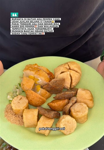 😳 Di Batam ternyata ada pempek yang sudah jualan 17 tahun dan masih ramai sampai sekarang! Pempek Om Ganjen ini sudah jualan sejak 2009 dan sehari bisa habis sampai 500 pempek 🤯 Yang bikin menarik, mereka pakai ikan tenggiri asli tanpa campuran 🐟✨ Menu pempeknya juga lengkap banget 😍 Ada kapal selam, lenjer, kulit, pempek tahu, sampai adaan. Apalagi kapal selamnya yang teksturnya lembut dan makin mantap kalau sudah disiram cuko yang manis, asam, dan pedas 🤤🔥 Selain pempek, mereka juga ada 