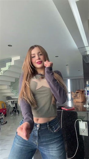 Happy 🖤 #carolcastro