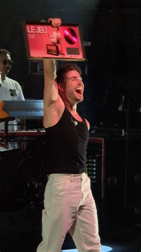 Purecharts on Instagram: "@julien__lieb reçoit le premier disque d'or de sa carrière pour son tube "Le jeu" des mains de @karimacharni  La concrétisation d'un rêve pour l'ancien finaliste de la #StarAcademy, devant ses camarades Pierre Garnier, Helena, Lénie, Victorien ou Candice mais aussi Lucie Bernardoni, Marlène Schaff et Michael Goldman, tous présents dans le public  Une grande famille ! #JulienLieb"