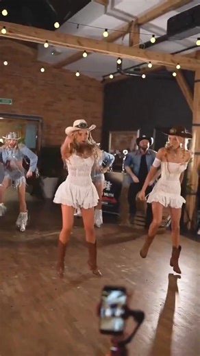 Cute country girls dancing...💃 | Enjoy Music and Arts
