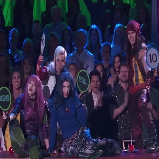 Descendants 2 Cast Dancing to 'Ways to be Wicked' | Dove Cameron, Sofia Carson