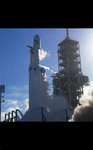 วันนี้เมื่อ 8 ปีก่อนตรงกับวันที่ 6 กุมภาพันธ์ปี 2018 บริษัทสเปซเอ็กซ์ได้ยิงจรวดแฟลคอน เฮฟวี (Falcon Heavy) ในการทดสอบการบินอวกาศครั้งแรกโดยมีสัมภาระแทนดาวเทียมเป็นรถยนต์เทสลา โรดสเตอร์ พร้อมหุ่นในชุดนักบินอวกาศไปโคจรรอบดวงอาทิตย์ และยังสามารถให้จรวดบูสเตอร์สองลำกลับมาลงจอดอัตโนมัติได้สำเร็จทุกอย่าง จรวด Falcon Heavy คือจรวดส่งดาวเทียมขนาดหนักของ SpaceX มีขีดความสามารถในการส่งสัมภาระหนักถึง 63.8 ตันถึงวงโคจรต่ำของโลกเมื่อทิ้งจรวดทั้งหมด 57 ตันหากนำจรวดบู๊สเตอร์ข้างนำกลับมาใช้ใหม่ หรือ 50 ตันหากนำ