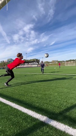 Rebounder drill with Paul from @afcajax 🧤 #goalkeeper #goalkeepertraining #goalkeepers Rebounder drill / Goalkeeper reflex training / Goalkeeper reaction training / Goalkeeper reflex drill / Goalkeeper reaction drill / Best goalkeeper training / Best goalkeeper drills / Goalkeeper training / Goalkeeper saves / Keeper drills / Keeper training / Keeper saves / Torwarttraining