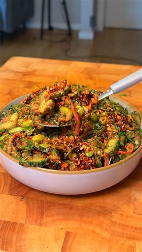 Easy summer salad with crispy rice and fresh vegetables