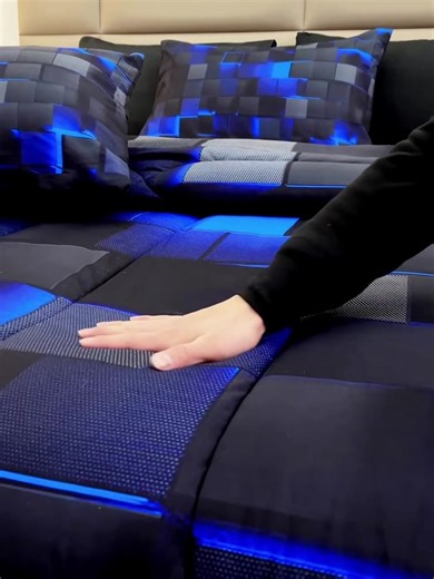 Our shared bedroom is finally free from tackiness! This black-blue grid bedding is a game-changer, like adding a cyber filter to the bed-futuristic and stylish without being over the top. Snuggling up under the quilt to binge-watch shows is pure bliss; even the phone screen light glows like techy bullet comments against it, creating the perfect ambiance. One pillowcase for each of us, soft against the skin, and even the usual quilt-fighting becomes a sweet little joy. All-season material means n