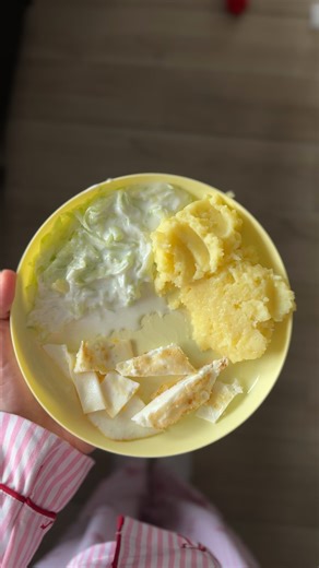 momlife | lifestyle | haule | ugc 🎀 on Instagram: "Co zjadł mój maluch w ciągu dnia? Na śniadanko: placuszki bananowe z naturalnym kakao polane jogurtem naturalnym i posypane truskawką liofilizowaną; Przekąska: jogurt Fruvita Pure o smaku truskawki, banana i jabłka; Obiad: puree ziemniaczane, mizeria i jajko sadzone…. + frytki od rodziców 😂 Podwieczorek: borówki + jabłko Kolacja: kanapka z szynką , pomidor + serek wiejski lekki. W ciągu dnia były też chrupsy i musik. Dajcie znać czy chcecie wi