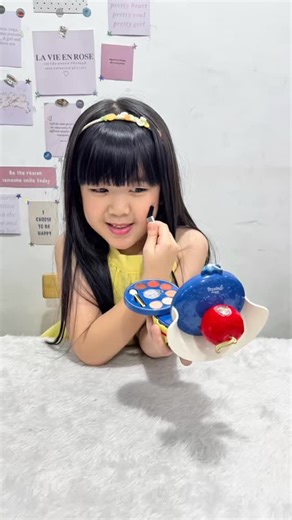 Emily Hidayat | TALENT KIDS MODEL | INFLUENCER on Instagram: "Omooo!!! Series Disney Make Up dari @tosyen.id ini super gemaaasshhh 😍😍. Punya Emily yang Snow White nih dan tenang aja, ini AMAN dan sudah BPOM! Semua bahan-bahannya juga nggak berbahaya buat kulit anak, jadi nggak perlu khawatir ya, Moms. Selain itu, makeup ini bisa banget membangun kreativitas dan imajinasi anak saat bermain. Desainnya juga gemas banget, dengan warna-warna cerah dan menarik yang bikin anak makin happy. Dan yang p