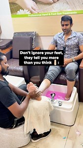 🦶 Don’t Ignore Your Feet: They Tell You More Than You Think 🩸 Varicose veins → Leg veins push blood upward with help from one-way valves and calf muscles. When valves weaken (age, genetics, pregnancy, obesity, long standing), blood falls backward and pools. Extra pressure stretches the vein walls until they bulge and twist, showing up as rope-like veins. 💧 Swelling (edema) → Fluid balance depends on blood vessels, proteins, and lymph drainage. If kidneys leak protein or can’t clear salt and w