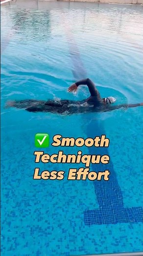 Smooth freestyle swimming vs hard swimming #shorts -#freestyle