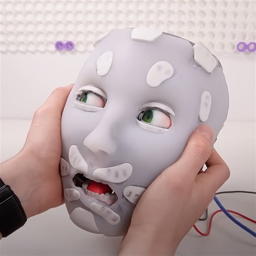 Homemade Animatronic Head with 3D-Printed Parts and Silicone Skin is Slightly Creepy