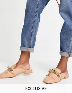 Zapatos beis planos con detalle de cadena Avan exclusivos de Z_Code_Z | ASOS