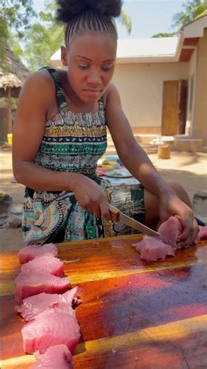 How to Slice a Giant Tuna into Steaks 🐟🔪 African Village Mum Style #shorts #shortsfeed #fypシ