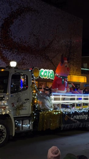 Today, our beautiful Downtown Moncton became a corridor of Christmas light as the Royale Greater Moncton Santa Claus Parade returned. 🎄 Did you know that nearly 100,000 people gather each year for this tradition? People brought food bank donations, brought their letters for Santa, and helped light up the city’s brightest holiday night. 🎅✨🎁🤶 Aujourd’hui, notre beau centre-ville de Moncton est devenu un corridor de lumière pour le retour du défilé du Père Noël Royale du Grand Moncton. 🎄 Savie