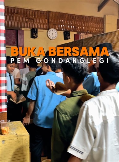 🕌 Buka Puasa Sunnah Bersama Santri PEM Gondanglegi 🍽️🤍 Selesai shalat maghrib berjama’ah, santri PEM Gondanglegi melaksanakan buka puasa bersama setelah menunaikan puasa sunnah Senin dan Kamis. Momen sederhana ini terasa begitu hangat, penuh kebersamaan, dan sarat rasa syukur saat berkumpul dalam satu hidangan. Puasa sunnah melatih santri untuk istiqamah dalam ibadah, menumbuhkan kesabaran, serta memperkuat ukhuwah. Semoga setiap amal yang dilakukan menjadi keberkahan dan membentuk generasi y