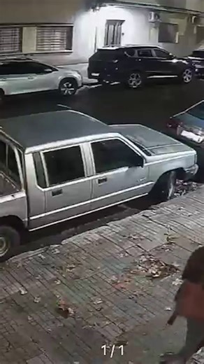 INVESTIGAN ROBOS DE FALSOS DELIVERY EN POCITOS Y PARQUE RODÓLa Policía investiga robos en Pocitos y Parque Rodó con delincuentes disfrazados de repartidores. Dos denuncias incluyen un asalto y una persecución. Analizan si es una banda. También hubo hurtos de autos en la semana.ContextoUno de los casos ocurrió en la plaza Varela, donde una mujer fue abordada por un ladrón vestido de repartidor. Horas después, otra joven pidió ayuda al ser perseguida por un hombre en moto con la misma apariencia.S