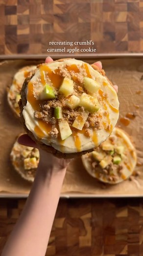 cozyfoodwithemi on Instagram: "recreating crumbl’s caramel apple cookie cookie dough: 6 tbsp (85g) butter, room temp 1/2 cup (100g) sugar 1/4 cup (50g) dark brown sugar 1 egg 1 heaping tbsp (20g) applesauce 1/2 tsp vanilla extract 1/8 tsp apple extract (optional) 1 1/2 cups (180g) all-purpose flour 1/2 tsp cinnamon 1/4 tsp baking soda 1/4 tsp baking powder 1/8 tsp salt *cream together butter and sugars. mix in the egg, applesauce, vanilla. in another bowl, whisk together the flour, cinnamon, bak