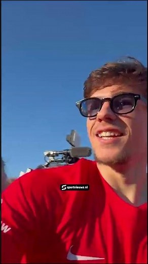 Wouter Goes pikt telefoon van fan en bouwt feestje! 🥳