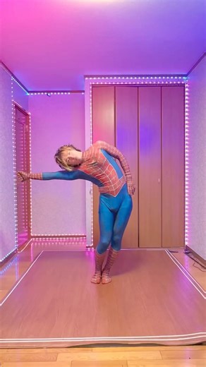 バネのような体を持つヒーローの遊びがヤバすぎる… The way this hero with a springy body plays is insane🦸🏻