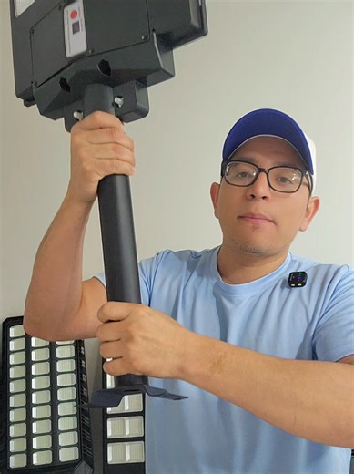 Lámpara solar LED para exteriores diseñada para iluminar jardines, patios, entradas o porches sin necesidad de cableado. Cuenta con sensor de movimiento y tres modos de iluminación que se activan automáticamente según la actividad y la oscuridad del ambiente. Incluye control remoto para ajustar funciones fácilmente. Su diseño con protección IP65 ayuda a resistir lluvia y polvo, y su carga solar permite iluminación eficiente durante la noche. Ideal para mejorar la visibilidad en áreas exteriores 