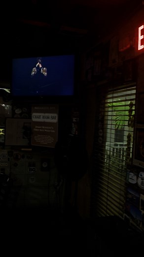 🥜🌭🍿 Popcorn, Peanuts & Hot Dogs... Oh My! 🌴🍻 Welcome to the Chart Room Bar in Key West — where the drinks are strong and the snacks are FREE. That’s right… ✔️ Fresh popcorn ✔️ A bucket of peanuts ✔️ And yes — complimentary hot dogs 🌭 It’s a salty little slice of paradise hidden in the Pier House, just old-school island charm and the best bar vibes in town. 🎥 Check out the inside in this video — it’s the kind of place you walk into once and never forget. Drop a 🌭 if this is your kind of d