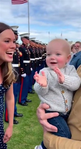 Baby Starts Clapping for Soldiers Crowd Joins In👏🇺🇸#military#soldiers#babymoments#cutevideo#trending