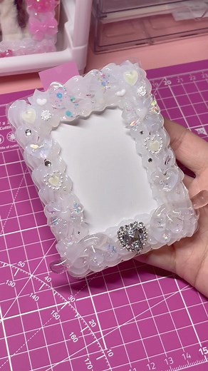 白ホイップデコの作り方と必要なもの | トレカやフォトキーホルダーデコのアイデアも！