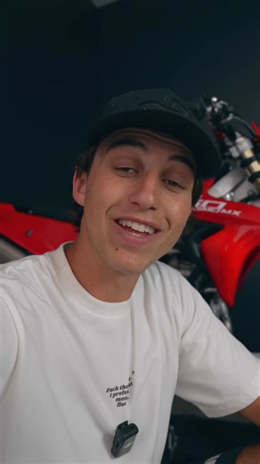 Un angle de chasse plus petit rend la moto plus vive dans les virages, mais moins stable en ligne droite. Les concepteurs peuvent compenser ce phénomène avec un bras oscillant ou un cadre différent, ce qui permet d’obtenir une moto à la fois incisive et stable. Avez-vous déjà ressenti cela ? DISPONBILE SUR YOUTUBE #moto #virages #stabilité #angledechasse #brasoscillant | ANGUS